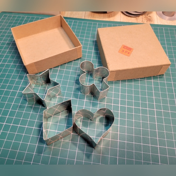 Vintage cookie cutters like new in box, lot of 4 - Picture 2 of 3